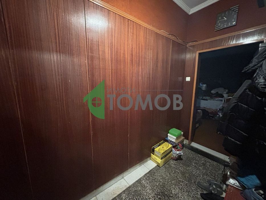 Просторен тристаен апартамент с търговско помещение в района на Центъ