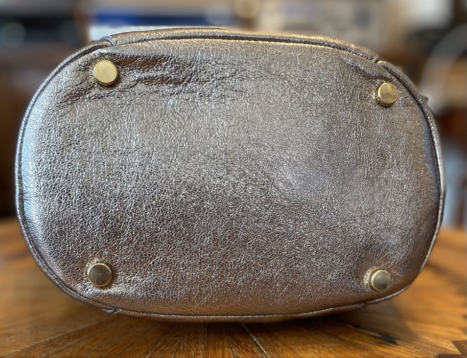 Сребриста чанта  Guess luxe