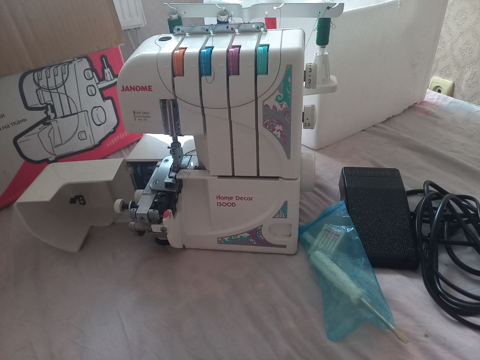 Оверлок машина Janome