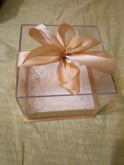 Подарочная коробка и новогодние игрушки