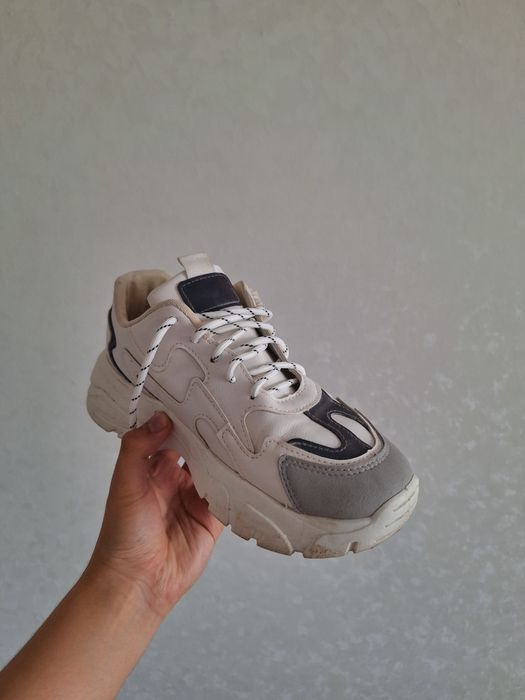 Женские белые кроссовки