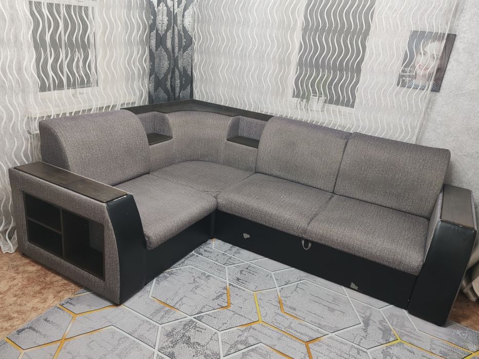 Продам угловой диван, раскладывается.