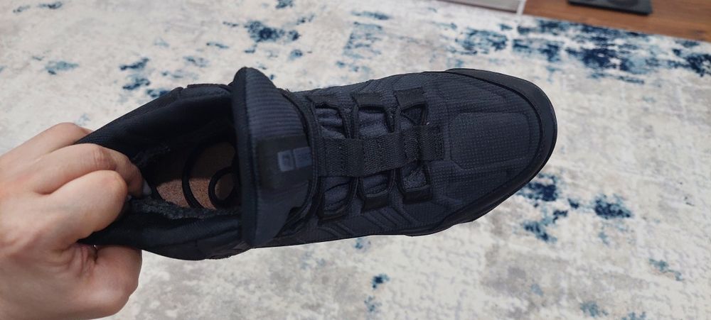 Продам кроссовки зимние