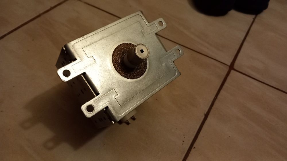 Magnetron (tun microunde) model 2M244-M6.
