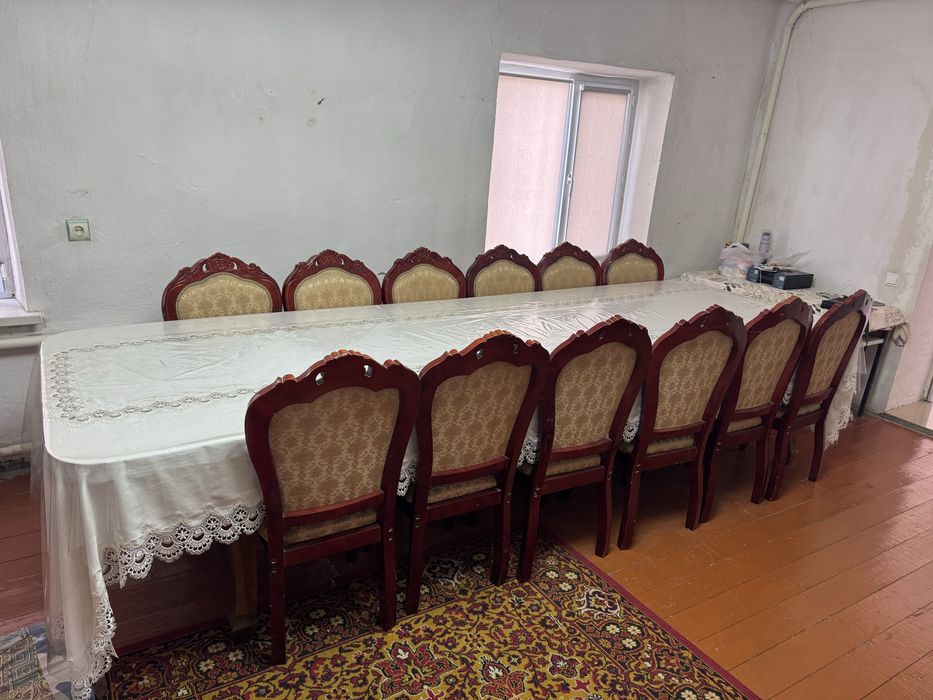 Стол со стулями продается.