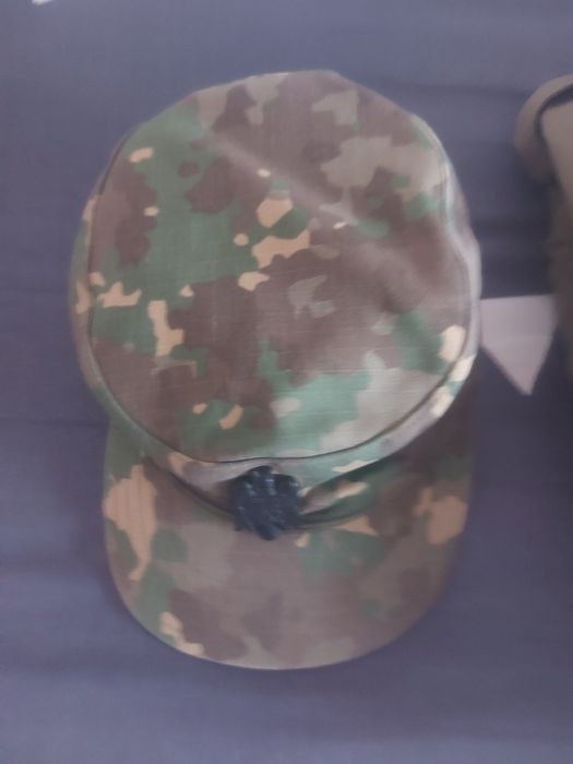 Vând articole militare în culori variabile.