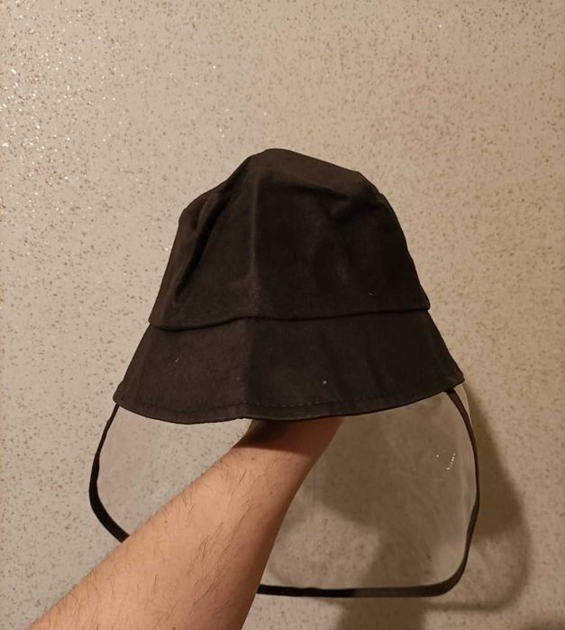 Pălărie cu liziera din plastic pentru zidărie.