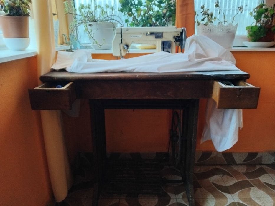 Vând mașină de cusut