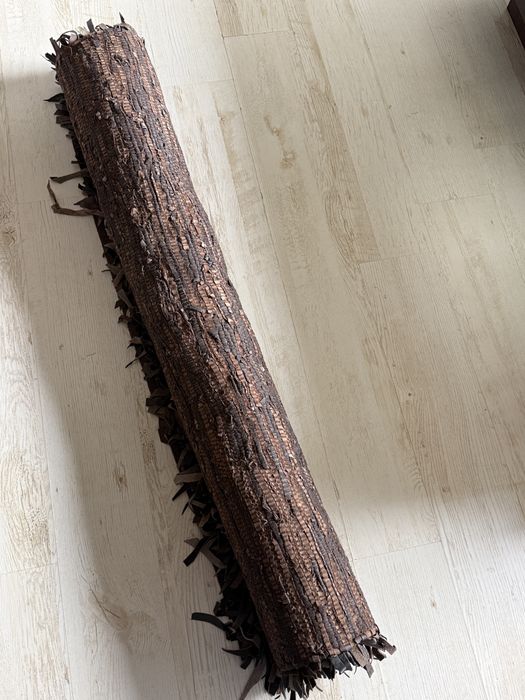 Vand doua covoare din piele naturala