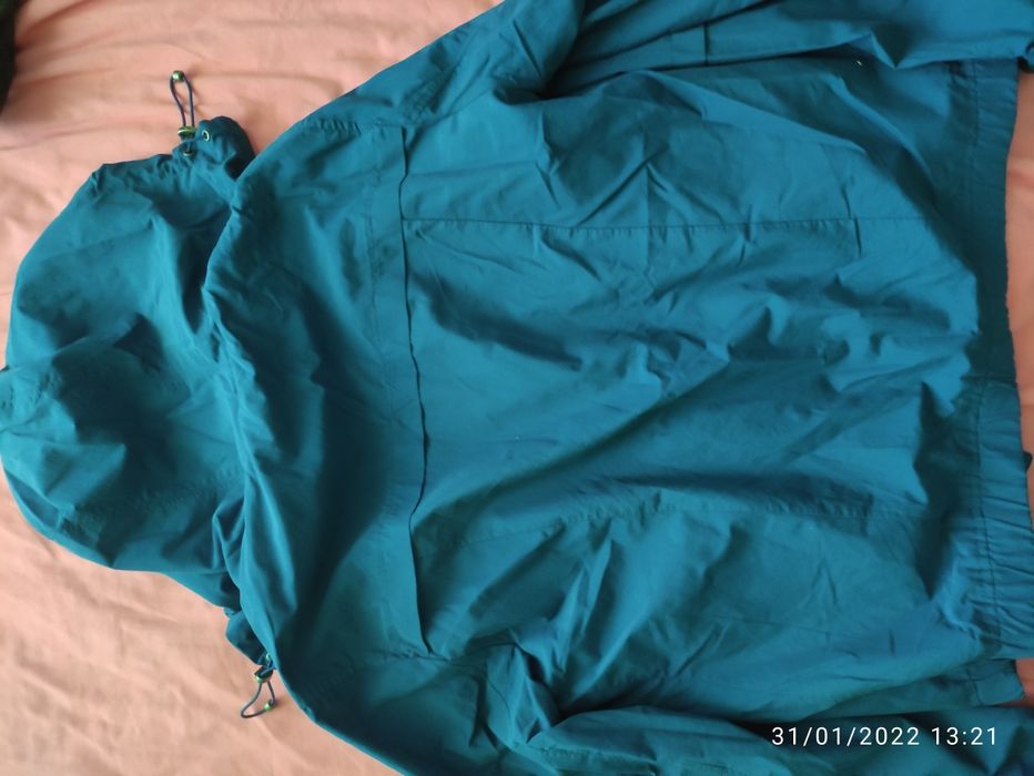 Яке Levi's, яке бомбър, черен суйчър и яке H&M, размер М