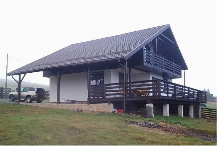 Case din lemn (grinzi chertate/structura) și mobilier gradina