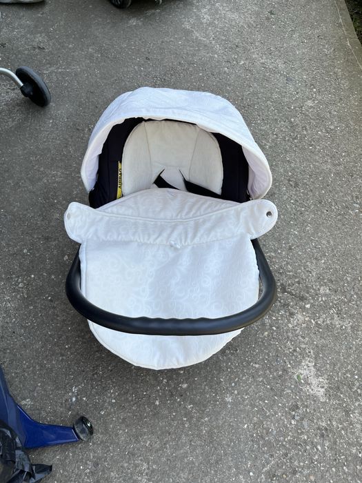 Кош за новородено за кола