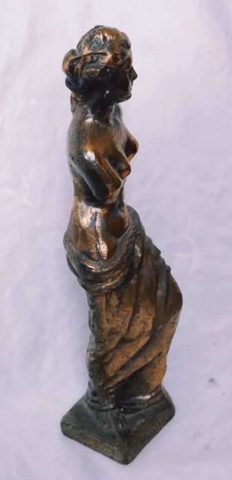 Statuetă decorativă Zeița Afrodita din antimoniu poleită cu cupru, înnălțime 24cm.