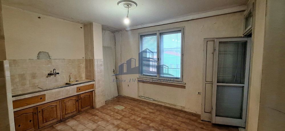 Продава се Тристаен апартамент в Шумен, Болницата - 100 кв.м за 915 €/кв.м - Снимка #8