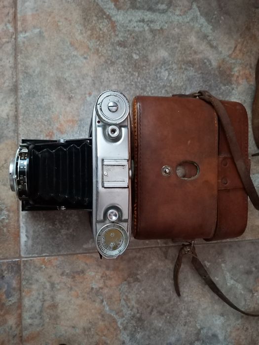 Три стари фотоапарата с мех