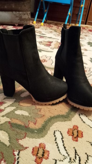 Продам ботинки на невысоком каблуке
