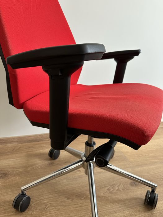 Офис стол с много екстри