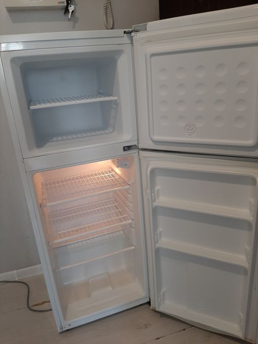 Продам недорого холодильник