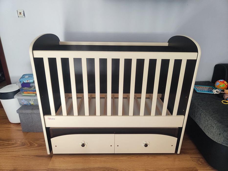 Дървена бебешка кошара