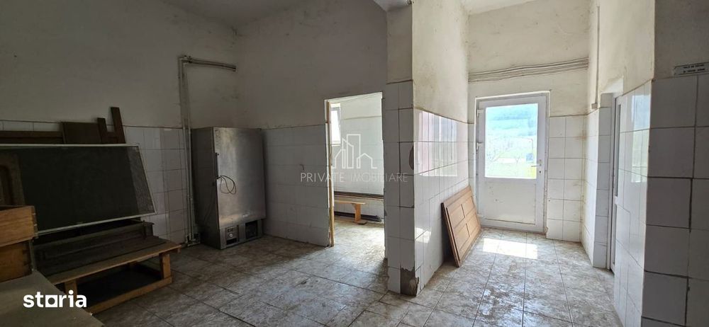 Clădire multifuncțională de vânzare, 470mp utili/nivel, Saes, judet Mu