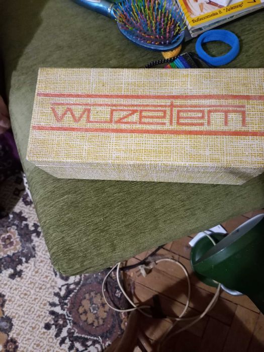 Старинна шевна машина и ръчно изработен немски сервиз