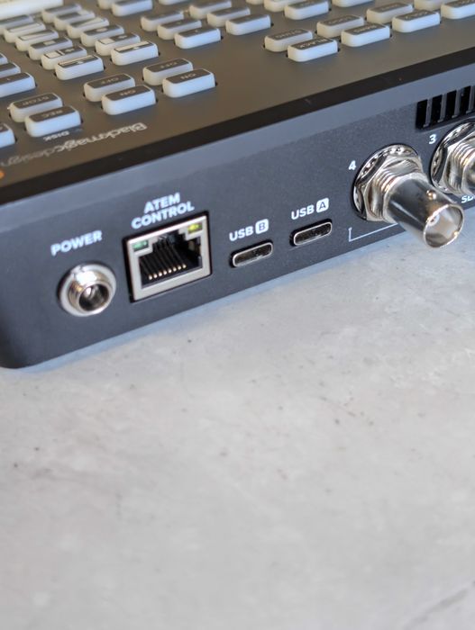 Продам Blackmagic Atem mini extreme SDI ISO