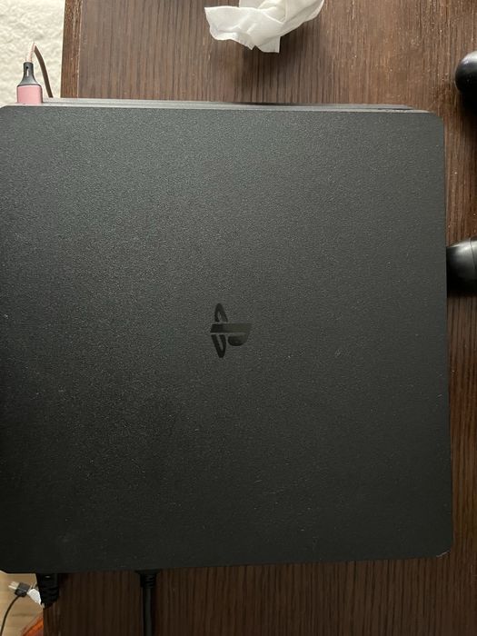 PS4 cu o maneta si jocul FIFA20