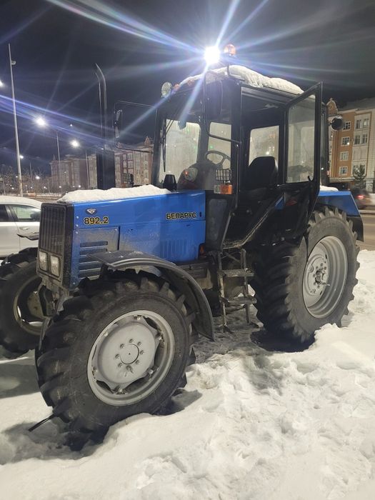 Трактор МТЗ с щеткой и отвалом