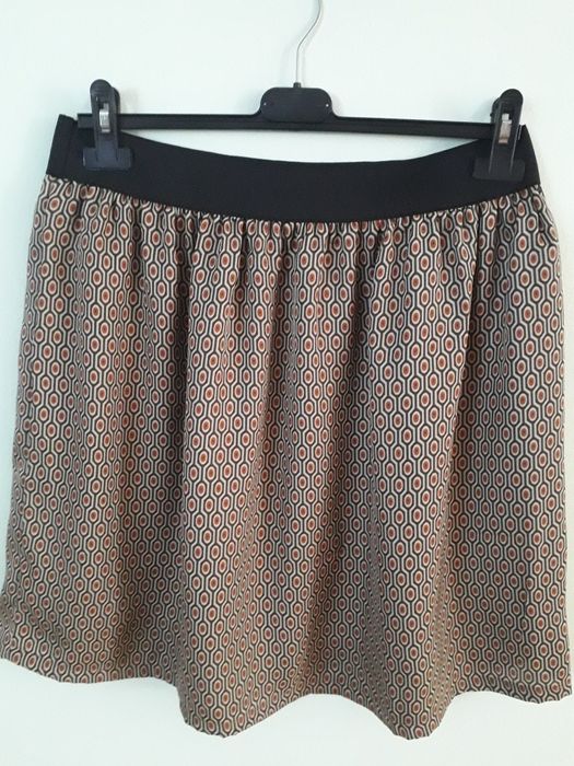 Fustița subtire cu jupă  .