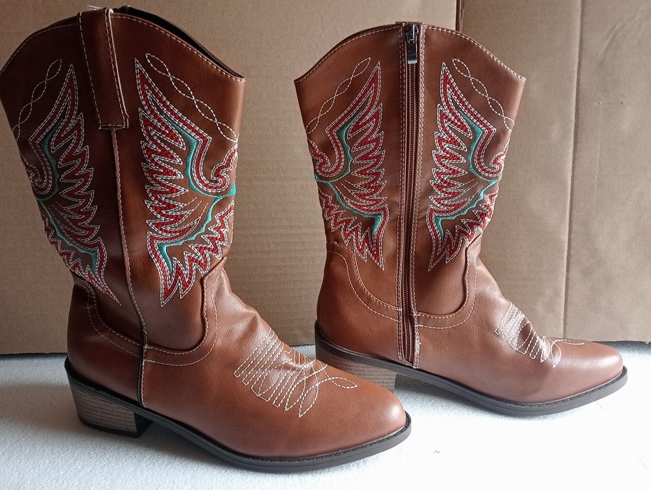 Cizme dama model deosebit ,nu sunt purtate niciodată sunt noi nouțe