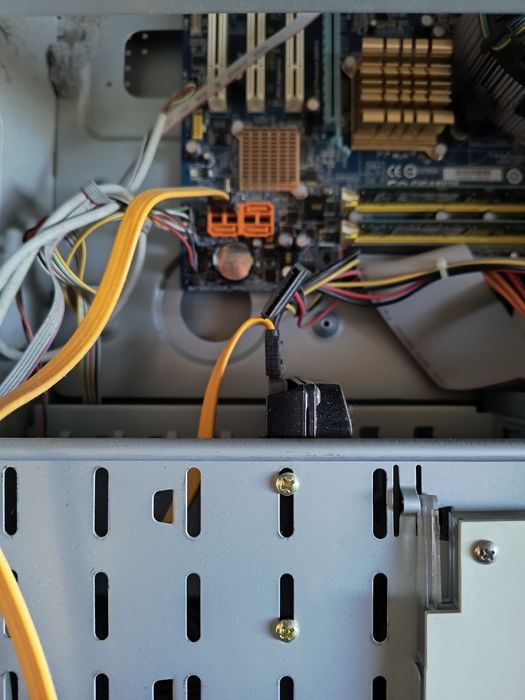 Продавам настолен компютър