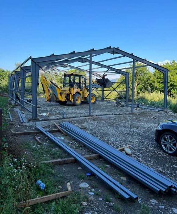 Vând hală metalică 10 x 10