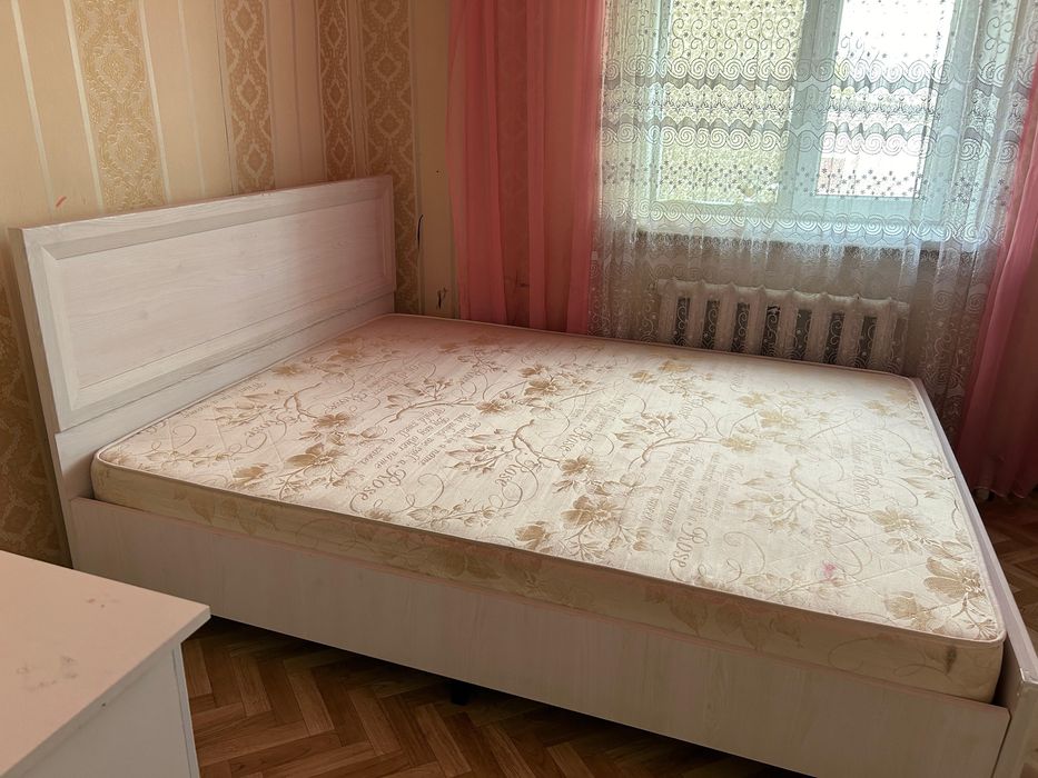 Спальный кровать и шифоньер