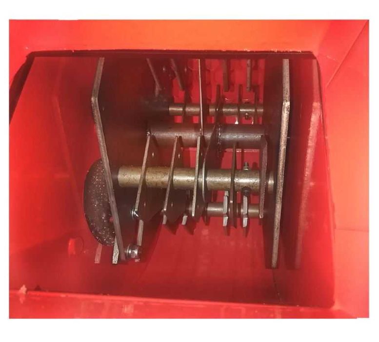 Tocator crengi prin angrenare motor benzina 6.5 CP utilaj nou