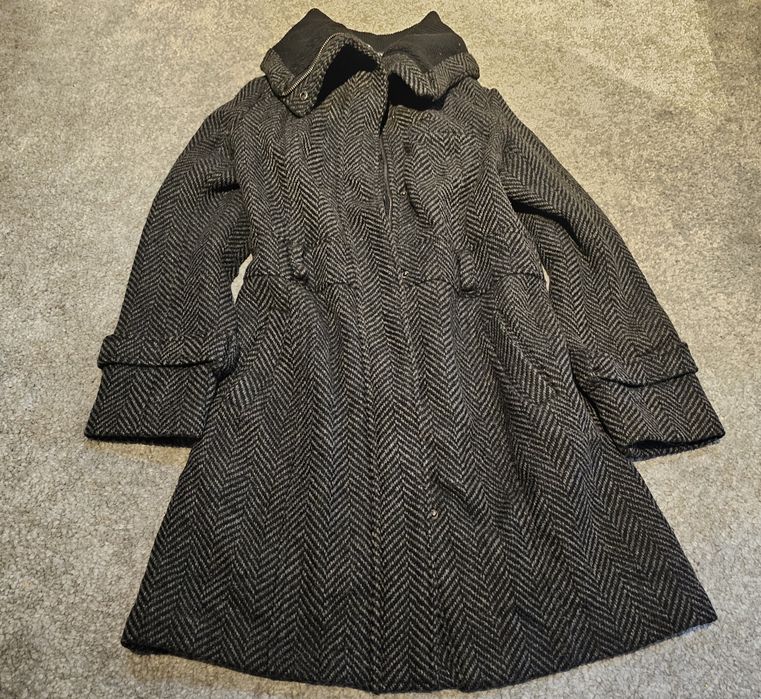 Palton din lână cu model herringbone.