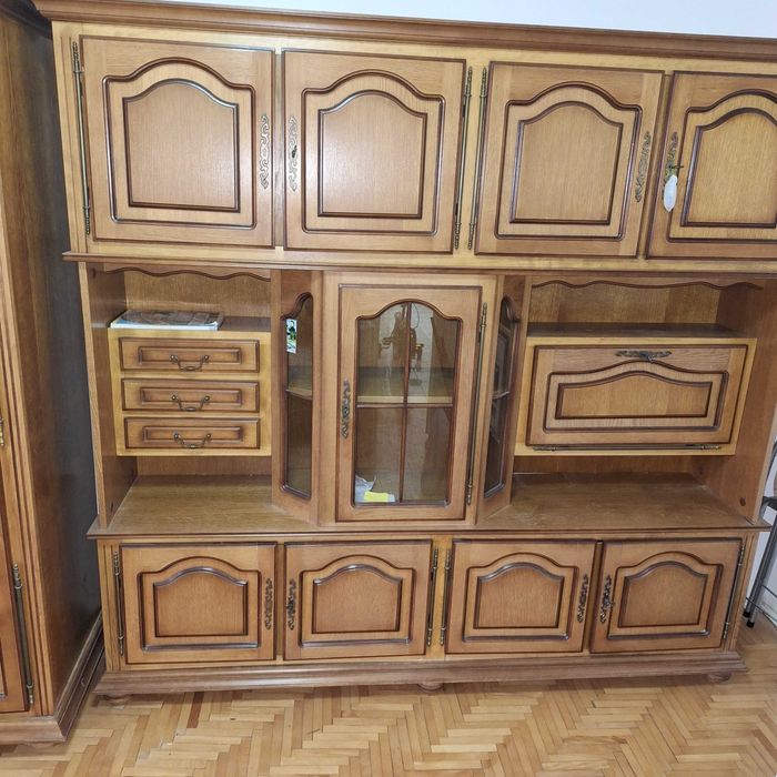 Vand mobila de sufragerie in stare foarte buna si  dulap cu doua usi.