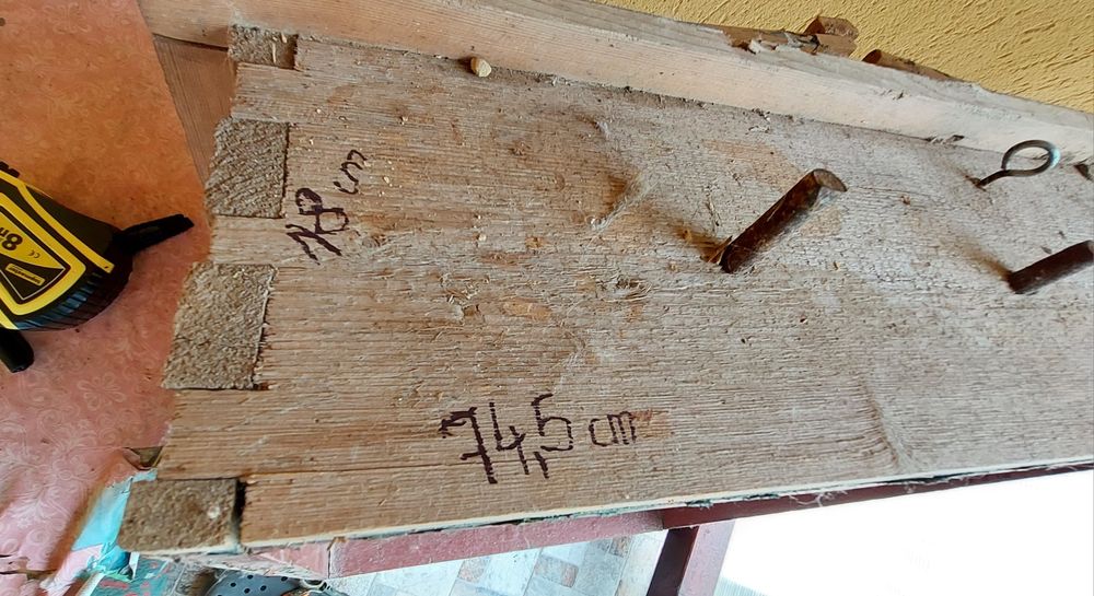 Fereastră veche cu grilaj, provine de la o casă veche