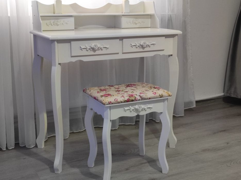 Vând masa de machiaj.