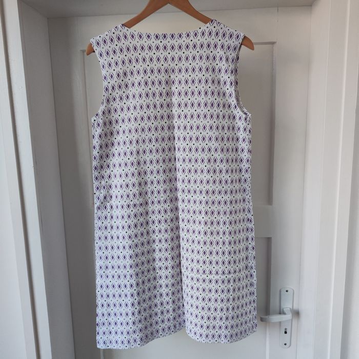 Бяла рокля на лилави ромбчета тип трапец