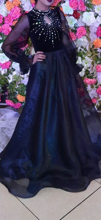 Vechirne koʻylak sotiladi yonidagi toshlari qoʻl  ishi 42 razmer