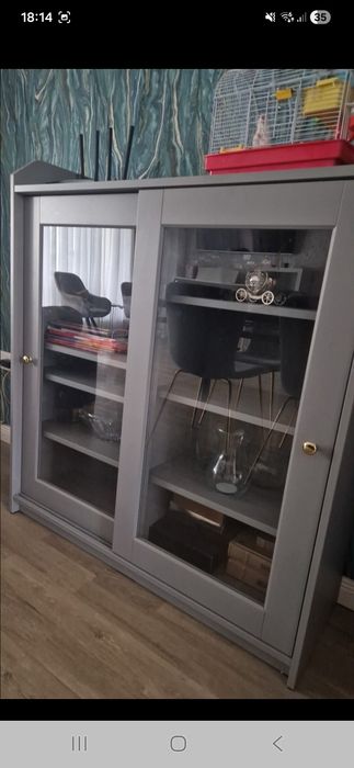 Vând dulap Ikea cu uși de sticlă