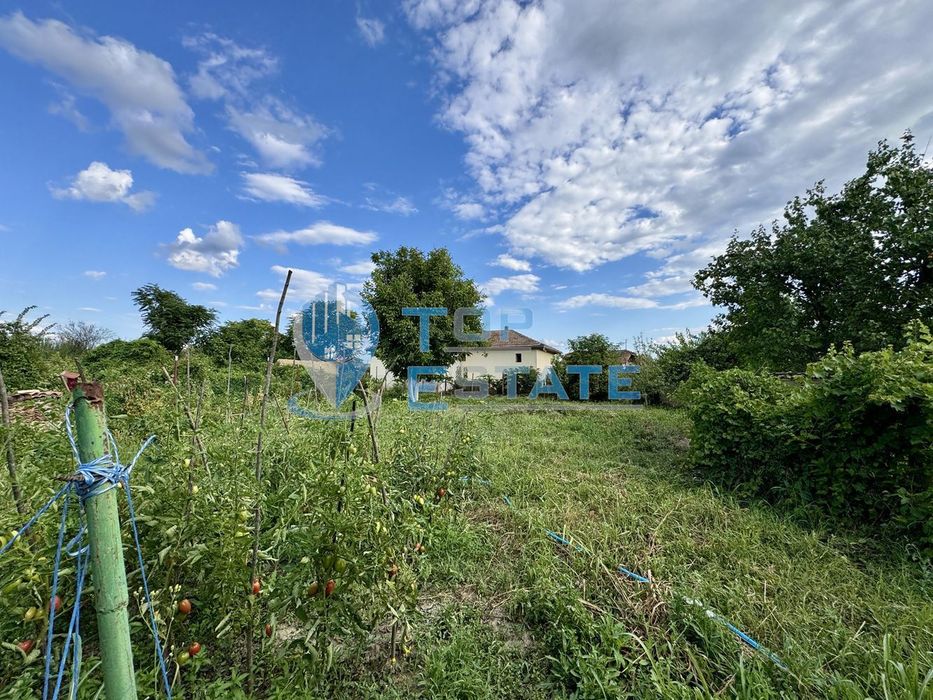 Тухлена къща с кладенец и допълнилна постройка в село Драганово, обла