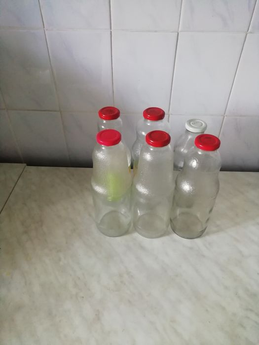 Продам 1 литровые бутылки.