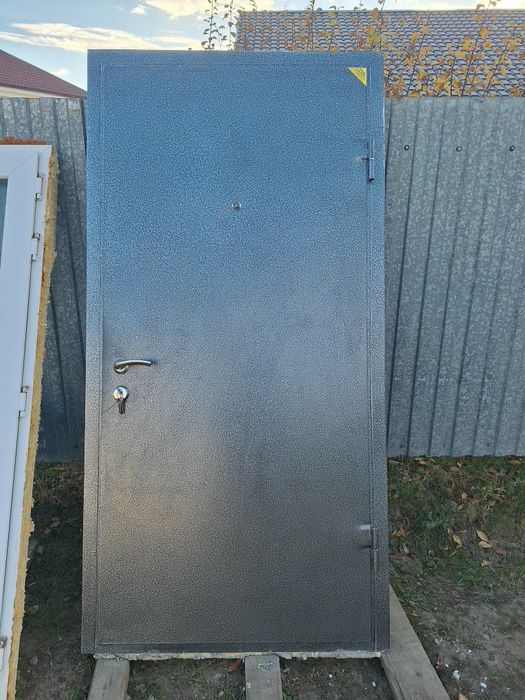 Продам входную железную дверь Броня