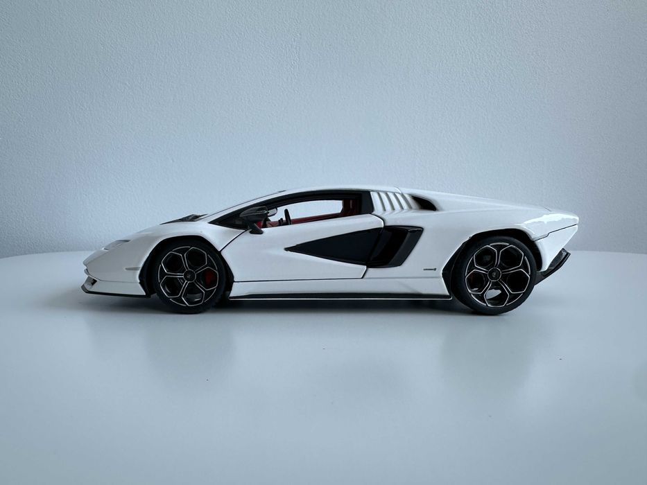 Macheta auto Bburago Lamborghini Countach LPI800-4 1/24