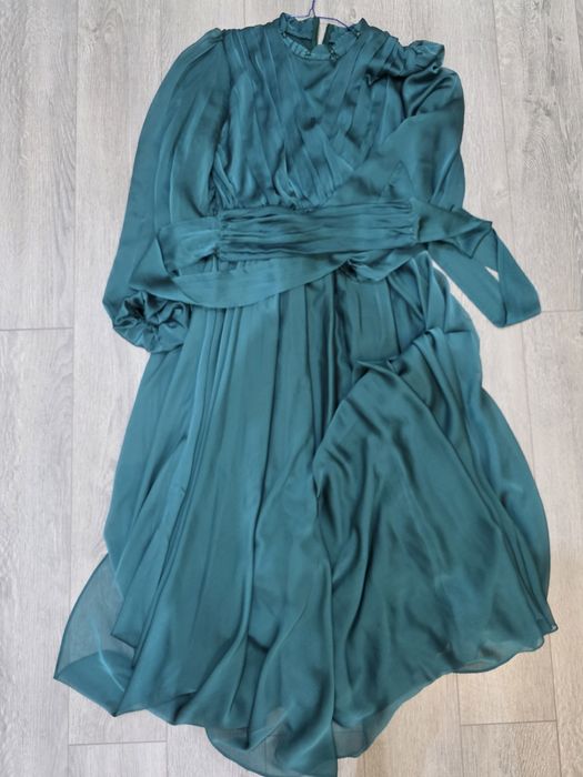 Костюмы и платья