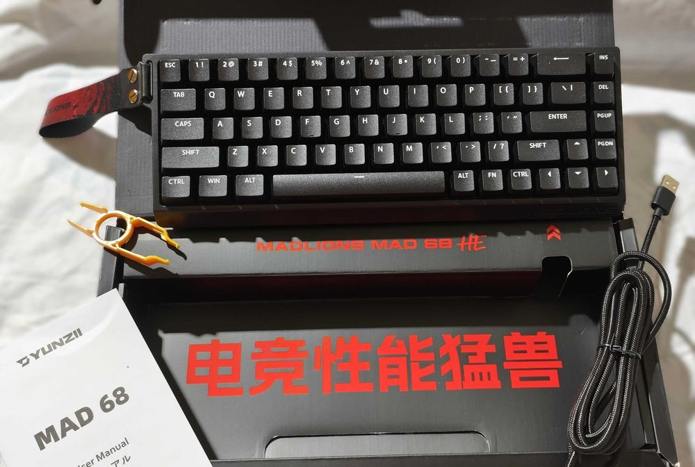 професионална геймърска механична клавиатура MAD 60 HE RGB