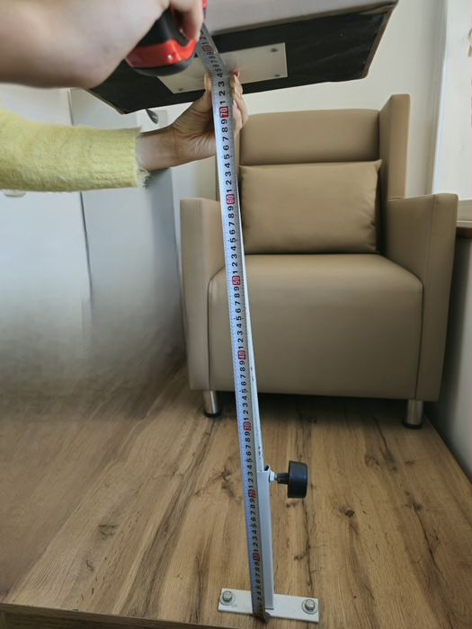 Педикюрное кресло на подиуме