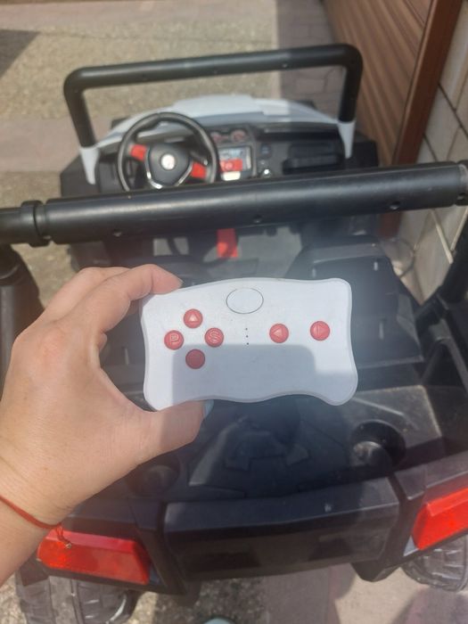 Акумулаторна двуместна кола