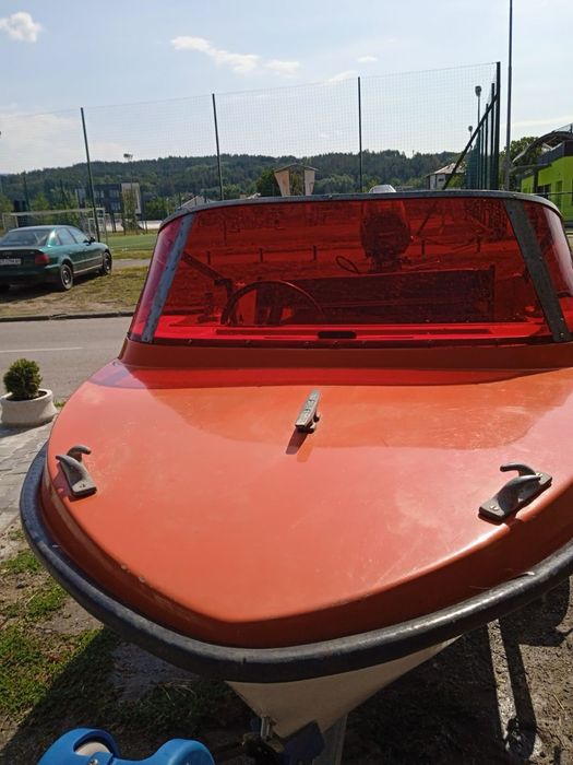 Лодка с двигател